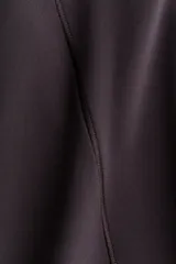 Remera deportiva de manga corta y cuello redondo color bordó, confeccionada en tejido funcional con tecnología DryMove. Presenta costuras laterales avanzadas y un diseño ajustado.
