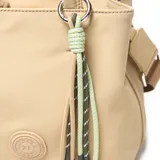 Cartera tipo tote de tamaño pequeño en color beige, confeccionada en material textil. Cuenta con doble asa de mano, correa de hombro ajustable y extraíble, y un detalle decorativo de borlas de cordón en la parte frontal. Incluye un aplique circular con el logo de la marca en el centro.