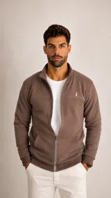 Campera de algodón con cierre frontal completo, cuello alto, bolsillos tipo canguro y puños acanalados. Presenta un pequeño logo bordado en el pecho.