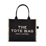 Bolso tipo tote de gran tamaño, confeccionado en lona de algodón y poliéster color negro. Presenta el logo estampado en blanco en el frente y bordes reforzados con detalles de texto. Cuenta con doble asa superior para llevar al hombro.