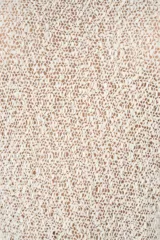 Suéter de tejido de punto ligero en color blanco, con diseño holgado y mangas tres cuartos.