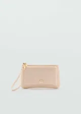 Monedero de nylon color beige con doble compartimento, cierre de cremallera doble, correa de muñeca y logo metálico en relieve en la parte frontal.