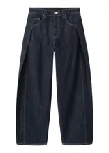 Pantalón de jean de corte recto y tiro medio, en color azul oscuro, con pespuntes en contraste.