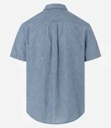 Camisa de hombre de manga corta confeccionada en mezcla de lino y algodón. Presenta un calce comfort, cuello camisero, cierre frontal con botones y un bolsillo en el pecho. Marca Marfinno.