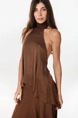 Top de satén fluido y crep texturado, color marrón, con diseño halter que se ata al cuello y deja los hombros y la espalda descubiertos.