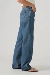Jeans tiro bajo de corte recto, color azul con lavado medio, estilo clásico de cinco bolsillos y presillas para cinturón.
