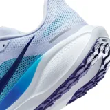 Championes de running Nike Air Zoom Pegasus 41, con diseño aerodinámico en tonos celestes y azules, suela blanca con tecnología de amortiguación y logo lateral en azul oscuro.