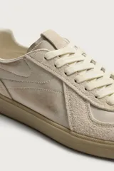 Zapatilla de estilo retro con cordones y efecto desgastado, confeccionada en una combinación de materiales con detalles de piel con acabado serraje y suela de goma a contraste.