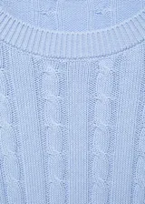 Jersey de punto trenzado en color celeste, con cuello redondo y manga larga, de diseño recto y corte clásico.