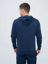 Campera deportiva de felpa con capucha y cierre frontal completo de marca Umbro, color azul marino, con bolsillos tipo canguro y logo bordado en el pecho.