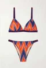 Conjunto de bikini azul con tirantes y detalles de banda estampada multicolor, y forro interior en tono verde lima.