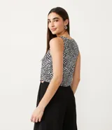 Blusa corta de poliéster con estampado de corazones, escote en V y sin mangas.