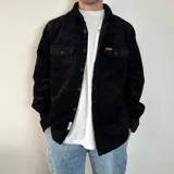 Sobrecamisa de pana en color tostado, con cierre frontal de botones, cuello clásico y dos bolsillos frontales con solapa y botón.