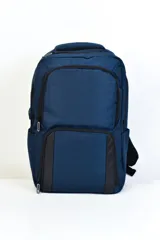 Mochila gris con detalles en negro, con dos compartimentos principales con cierre, un bolsillo frontal con cierre y bolsillos laterales.