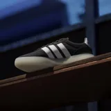 Championes urbanos Adidas Barreda Decode, color negro con las tres tiras características en blanco y suela translúcida de estilo chunky.