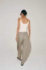 Pantalón ZARA Woman Collection de lino 100%, de tiro medio y color gris claro, con cintura elástica ajustable mediante cordones y bajo redondeado con aberturas laterales.