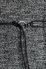 Vestido midi sin mangas, con cuello perkins y cierre de cremallera oculta en la espalda. Presenta un tejido con textura en blanco y negro, y un cinturón fino de efecto piel con anilla metálica. La falda tiene un corte evasé.