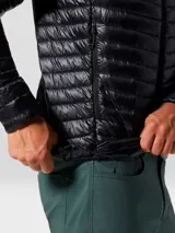 Campera puffer ultraligera de plumas, color negro, con diseño de deflectores horizontales, cuello alto y cierre frontal completo. Cuenta con bolsillos laterales con cierre y puños con ribete elástico.