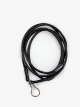 Cinturón de cuero vacuno negro, confeccionado con un cordón doble y herraje metálico.