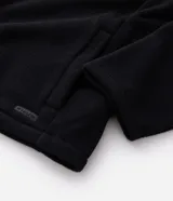 Buzo de hombre confeccionado en tejido fleece con felpa, de corte recto y cuello alto. Cuenta con cierre frontal completo, bolsillos laterales y un bolsillo adicional con cierre en el pecho.