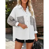 Sobre camisa de pana blanca con detalles en animal print en los bolsillos frontales y en las mangas. Presenta cuello inglés, cierre frontal con botones y corte holgado.