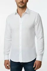 Camisa blanca de algodón, de corte slim fit, con cuello camisero, manga larga y cierre frontal de botones.