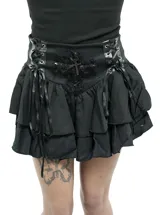 Pollera corta negra de estilo gótico con volados, detalles de cordones laterales y aplique central de encaje con dije de cruz metálica.