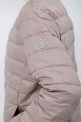 Campera acolchada tipo puffer en color beige, con diseño sin cuello y cierre frontal con botones a presión.