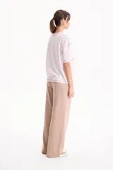 Pantalón deportivo estilo wide leg sin friza, con cintura elastizada y cordón ajustable.