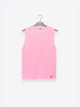 Top tejido de punto color rosado, sin mangas y cuello redondo.