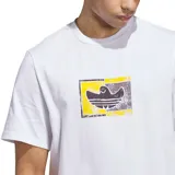 Remera Adidas blanca de manga corta con un estampado frontal cuadrado en tonos amarillo y gris, que presenta el logo de Adidas en negro.