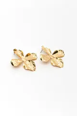 Aros caravanas dorados con diseño de flor de pétalos anchos y textura martillada.