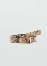 Cinturón fino con estampado de serpiente en tonos beige y marrón, con cierre de hebilla metálica dorada.