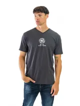 Remera de algodón preencogido color gris oscuro, con cuello en V y estampado frontal blanco que incluye el texto "Techno Spirit" y "Dazzle W Every Blue".