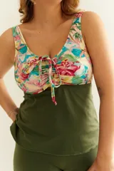 Camiseta tankini con estampado floral multicolor, con nudo ajustable en el escote y bolsillo interno en el busto para colocar copa removible o prótesis externa.
