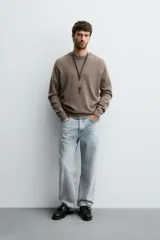 Jersey de punto de cashmere con corte regular fit, cuello redondo y manga larga. Presenta acabados en rib en puños y ruedo.