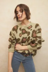 Sweater de punto color verde claro con estampado animal print en tonos marrones.