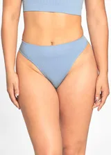 Pantie celeste con estructura trenzada y refuerzo de algodón.