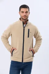 Campera polar de abrigo azul marino, con cuello alto, cierre frontal y bolsillos laterales y en el pecho con cierre.