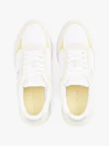 Zapatillas Tommy Hilfiger de mujer, color blanco con detalles en amarillo y verde. Presentan el logo de la marca en el lateral y están confeccionadas con una mezcla de texturas.