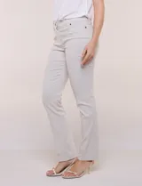 Pantalón de gabardina premium color marrón claro, de corte slim y tiro medio, con bolsillos delanteros y traseros simulados, y cierre frontal con botón y cremallera.