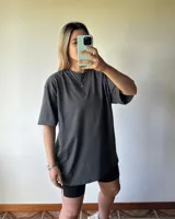 Remerón de manga corta, cuello redondo y calce oversize, color gris oscuro con efecto lavado.