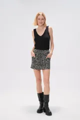 Minifalda de jean con estampado animal print, bolsillos frontales y traseros.