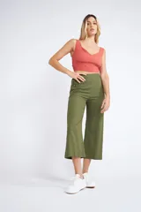 Top corto color verde menta, con escote corazón y tirantes anchos. Presenta un diseño ajustado en el torso y escote pronunciado en la espalda.