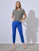 Pantalón de vestir verde esmeralda, de corte recto, con bolsillos laterales y traseros.