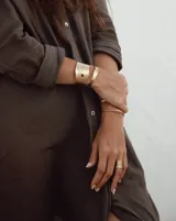 Pulsera tipo esclava abierta con diseño rústico y acabado irregular, fabricada en bronce y alpaca.