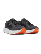 Championes de running Under Armour Charged Versurge, color negro con detalles en naranja. Presentan una parte superior de malla con revestimientos de gamuza sintética, mediasuela Charged Cushioning para mayor amortiguación y suela de goma resistente.