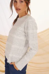 Sweater lila con rayas horizontales color crudo, de corte holgado y cuello redondo.