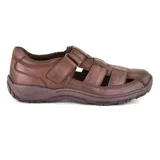 Sandalia casual de hombre tipoclosed-toe, confeccionada en cuero marrón con tiras anchas entrelazadas, cierre de velcro en el empeine y suela de goma texturizada.