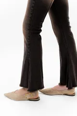 Pantalón de jean acampanado con alforza central.